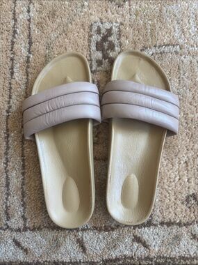 Beatrice Valenzuela leather slides